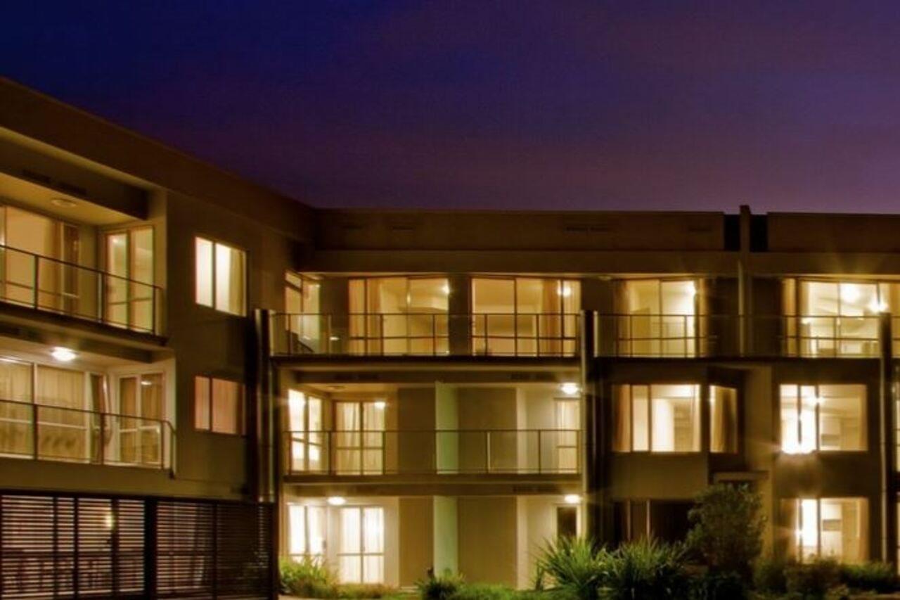 Vr Takapuna Auckland Bagian luar foto The Village at night
