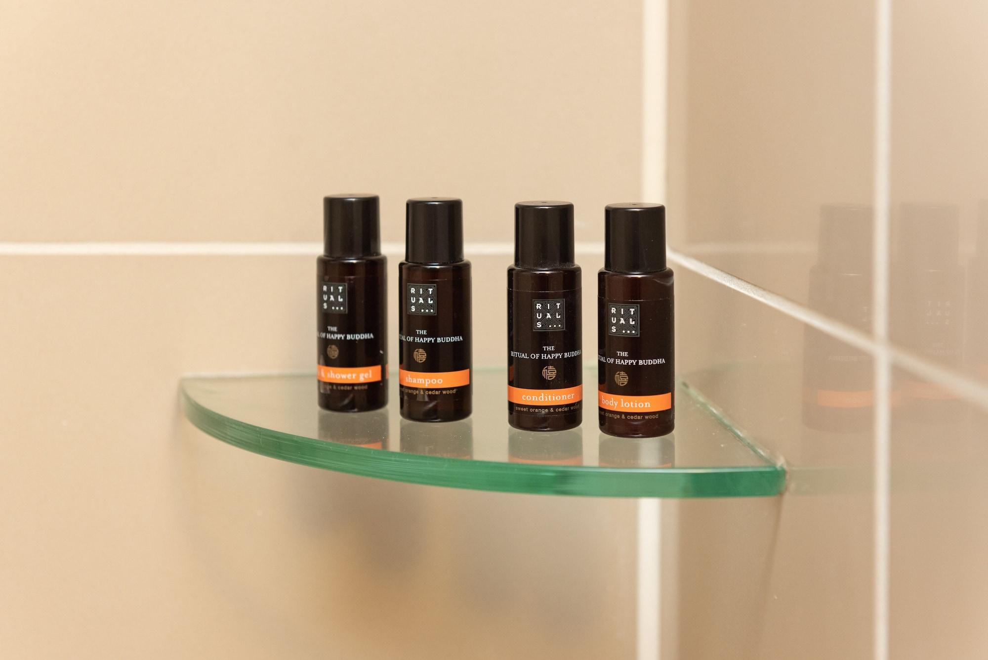 Vr Takapuna Auckland Bagian luar foto A selection of the hotel's branded toiletries
