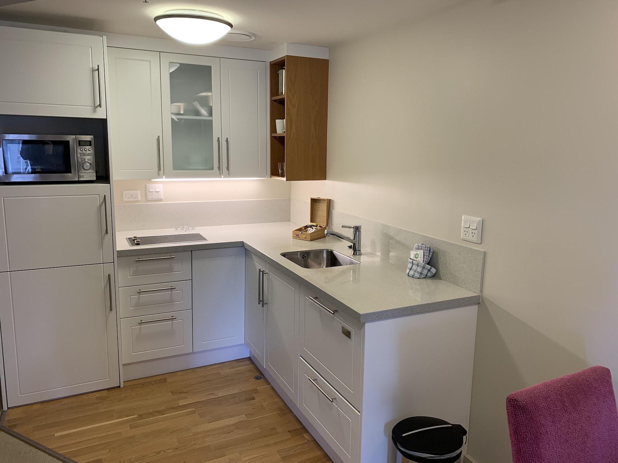 Vr Takapuna Auckland Bagian luar foto A typical kitchen in a student apartment