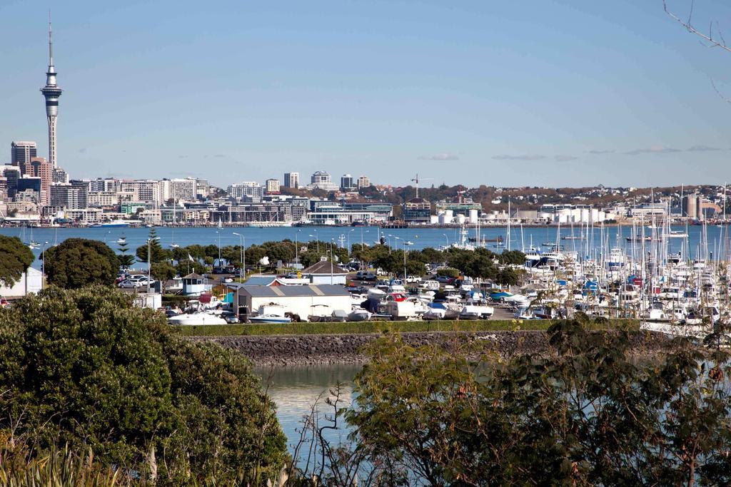 Vr Takapuna Auckland Bagian luar foto View of the Auckland waterfront from the suburb of Albany