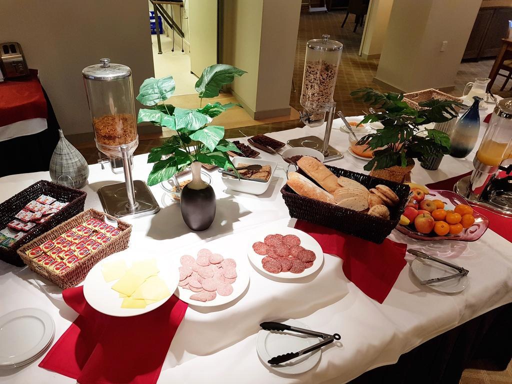 Vr Takapuna Auckland Bagian luar foto A buffet at a hotel